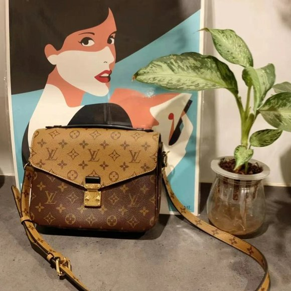 louis vuitton pochette metis monogram reverse canvas