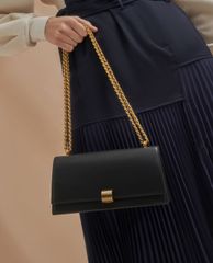 CHARLES & KEITH - Túi đeo vai nữ phom chữ nhật Chain Strap Trapeze