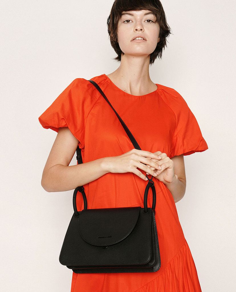 CHARLES & KEITH - Túi đeo vai nữ hình thang Chunky Chain Link