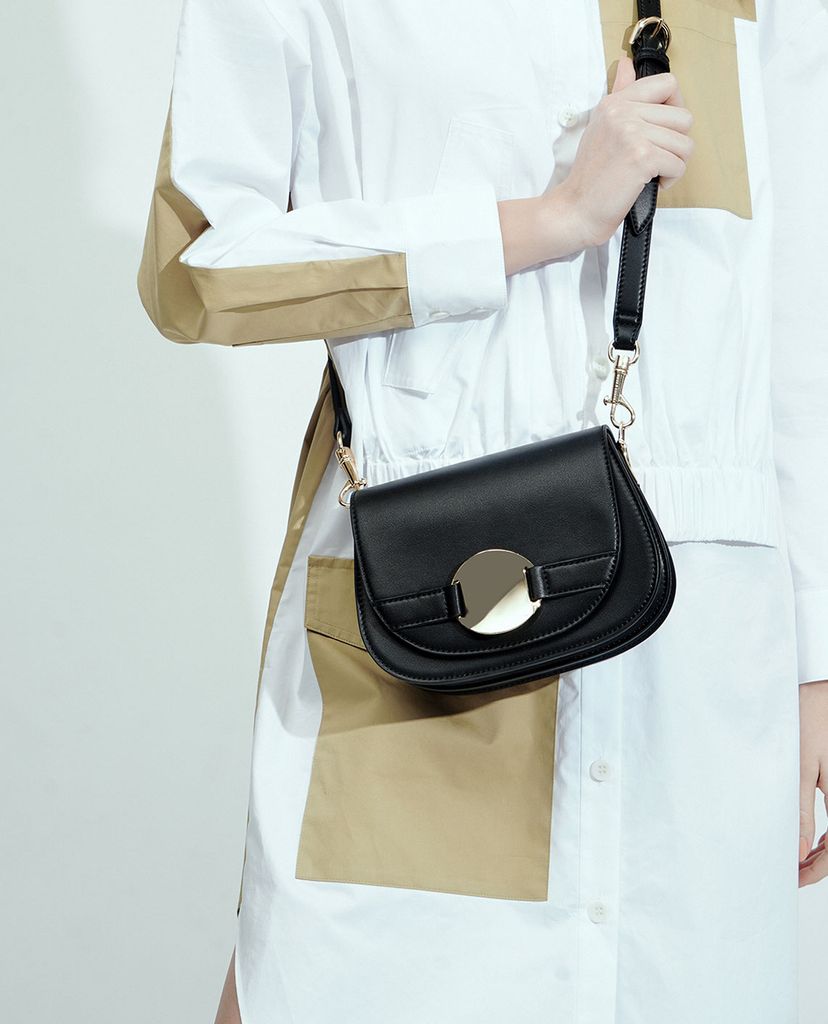 CHARLES & KEITH - Túi đeo chéo Metal Accent