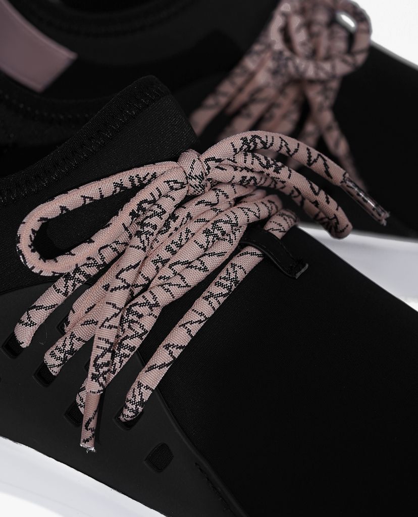 Giày sneaker nữ Heel Hollow
