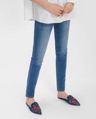 CHARLES & KEITH - Giày đế bệt nữ mũi nhọn Floral Embroidered