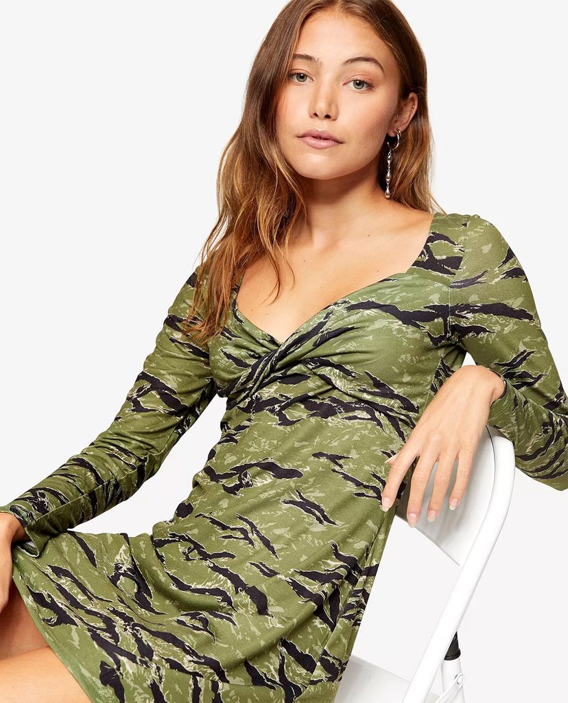 TOPSHOP - Đầm mini tay dài cổ tim Camouflage Print Twist Front