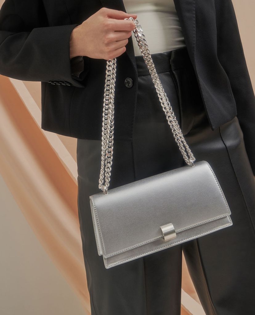 CHARLES & KEITH - Túi đeo vai nữ phom chữ nhật Chain Strap Trapeze