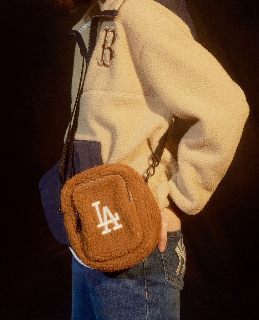 MLB - Túi đeo chéo hình vuông Wool Fleece Mini