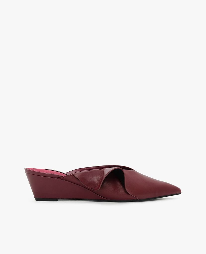 CHARLES & KEITH - Giày đế xuồng mũi nhọn Ruffle Detail Low Wedge