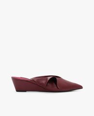 CHARLES & KEITH - Giày đế xuồng mũi nhọn Ruffle Detail Low Wedge