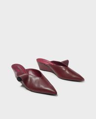 CHARLES & KEITH - Giày đế xuồng mũi nhọn Ruffle Detail Low Wedge
