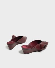 CHARLES & KEITH - Giày đế xuồng mũi nhọn Ruffle Detail Low Wedge