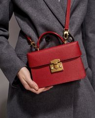 CHARLES & KEITH - Túi đeo vai phom chữ nhật Croc Effect Chain Shoulder
