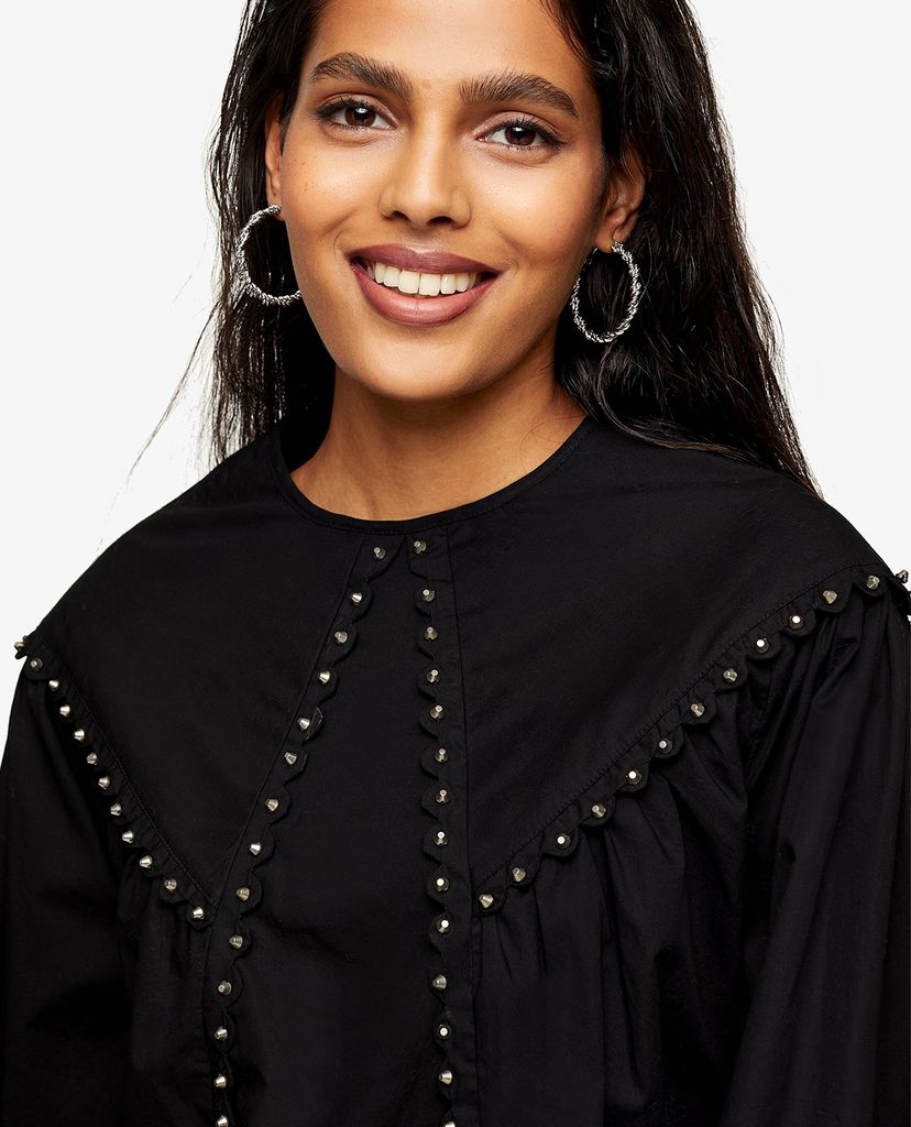 TOPSHOP - Áo kiểu nữ cổ tròn tay dài đính đinh tán Black Stud Yoke Collar
