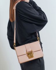 CHARLES & KEITH - Túi đeo vai phom chữ nhật Metallic Push Lock