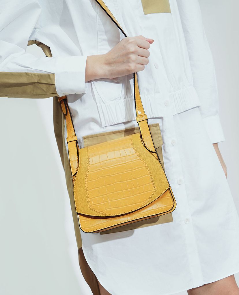 CHARLES & KEITH - Túi đeo chéo nữ hình thang Croc Effect