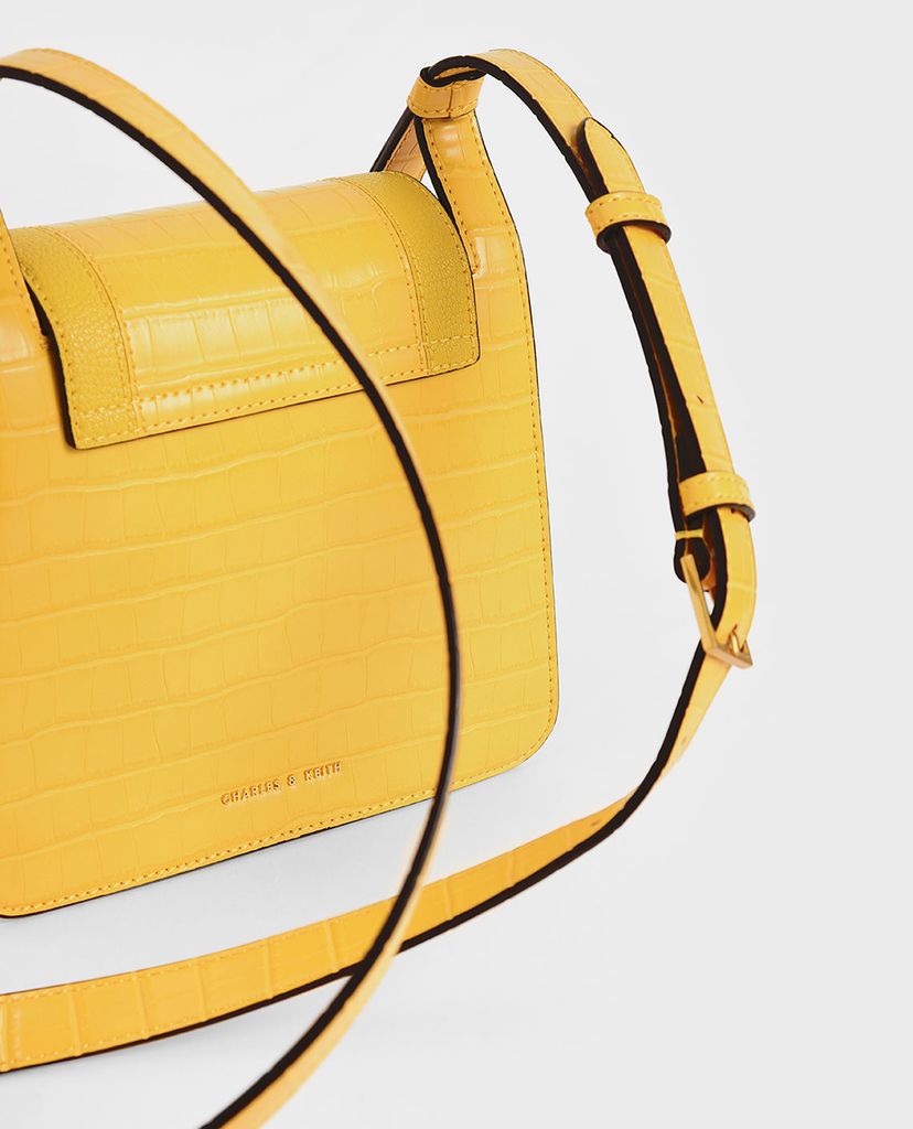 CHARLES & KEITH - Túi đeo chéo nữ hình thang Croc Effect