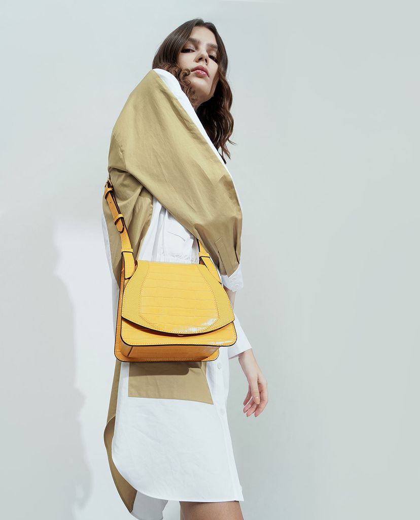 CHARLES & KEITH - Túi đeo chéo nữ hình thang Croc Effect