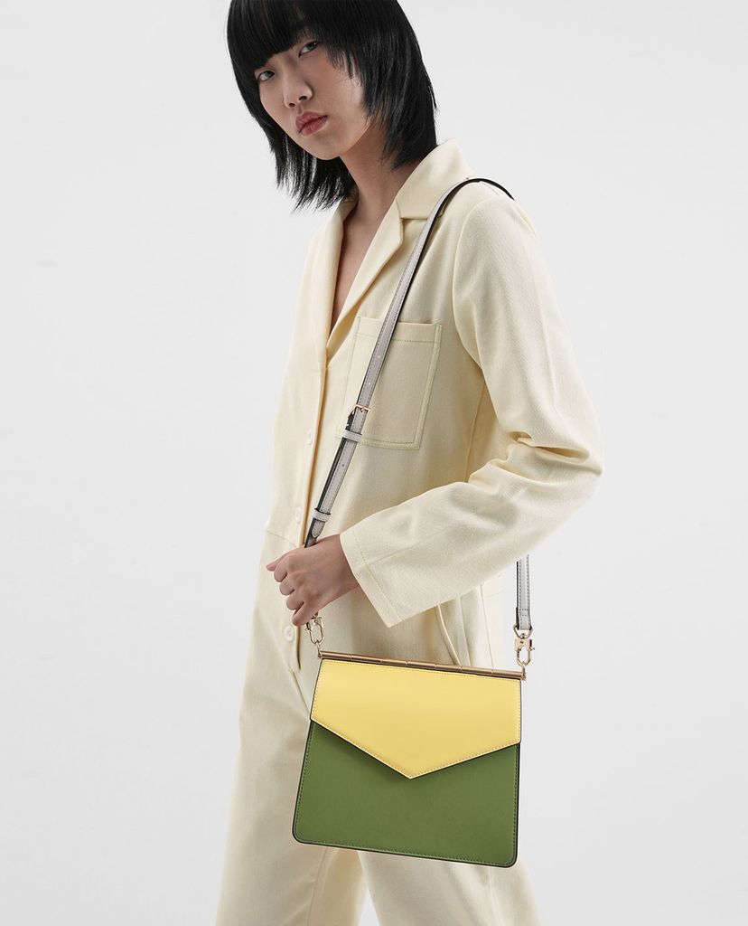 CHARLES & KEITH - Túi đeo chéo Croc Effect Angular