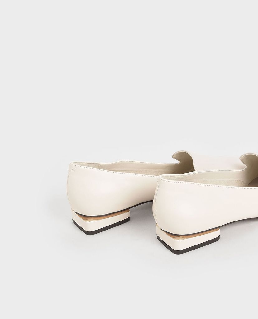 CHARLES & KEITH - Giày đế bệt mũi nhọn Metal Accent