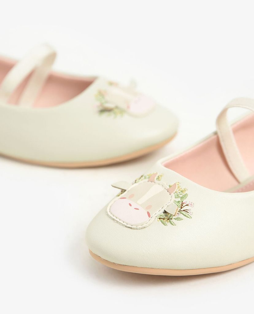 CHARLES & KEITH - Giày đế bệt trẻ em Cow Motif