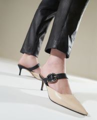 CHARLES & KEITH - Giày cao gót mũi nhọn hiện đại