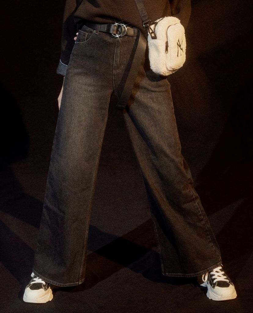 MLB - Quần jeans nữ ống rộng phối logo thời trang