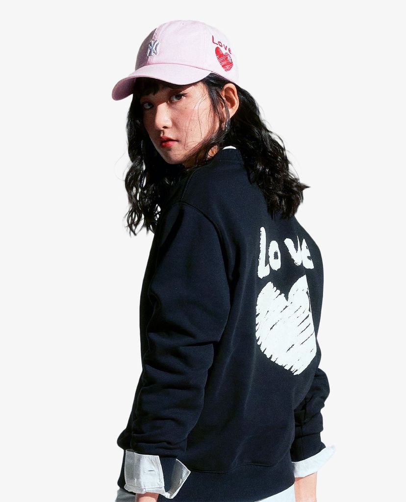 MLB - Áo sweatshirt tay dài cổ tròn Heart Love Overfit