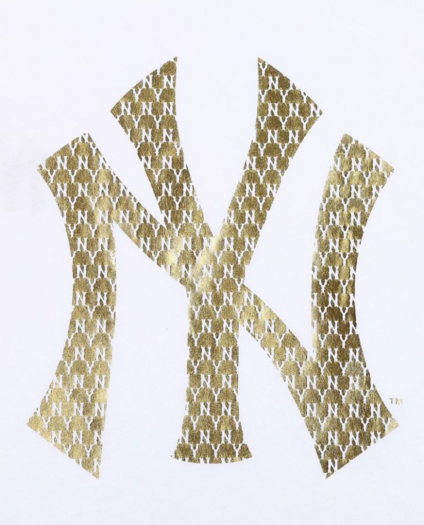 MLB - Áo thun cổ tròn ngắn tay Golden New Year Monogram