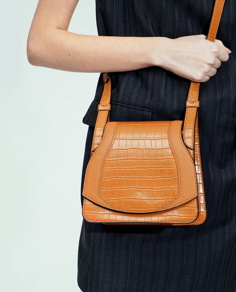 CHARLES & KEITH - Túi đeo chéo nữ hình thang Croc Effect