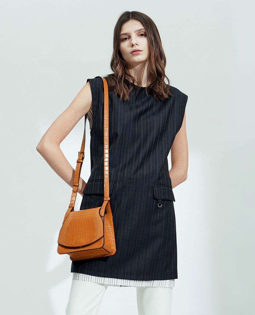 CHARLES & KEITH - Túi đeo chéo nữ hình thang Croc Effect