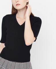 GIGI - Áo kiểu nữ phom ôm cổ V hiện đại