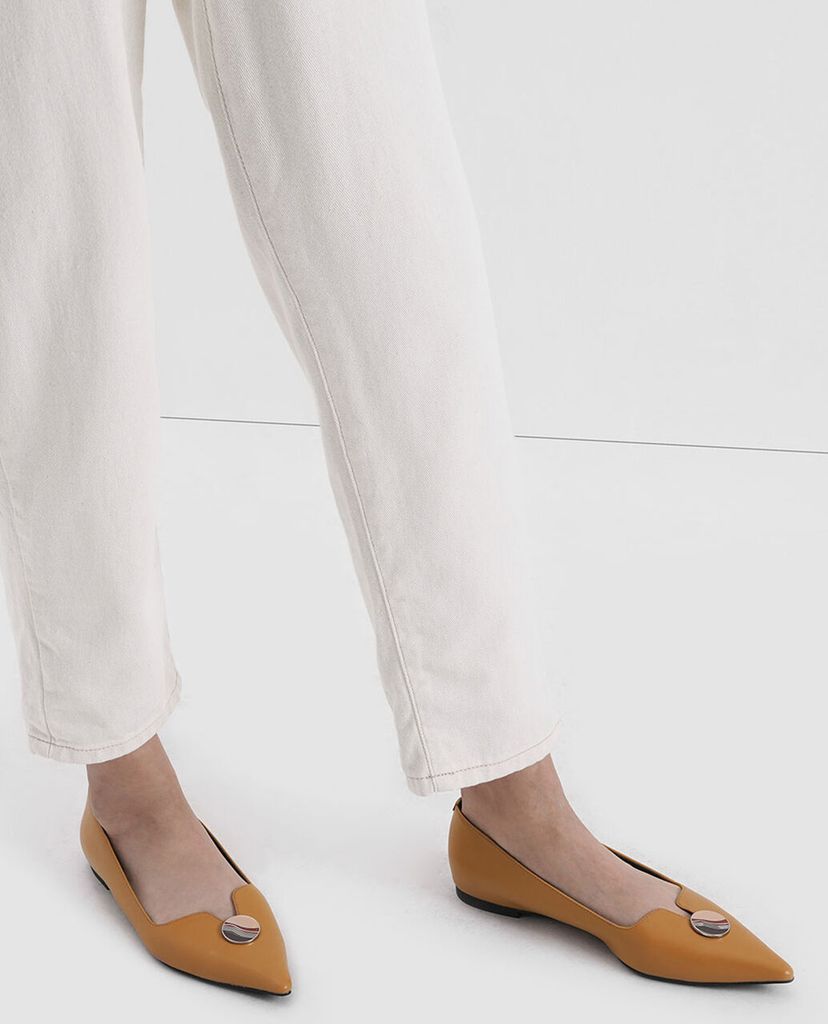 CHARLES & KEITH - Giày đế bệt nữ mũi nhọn Button Detail