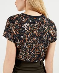 TED BAKER - Áo thun nữ cổ tim ngắn tay Jilliee Camo Printed
