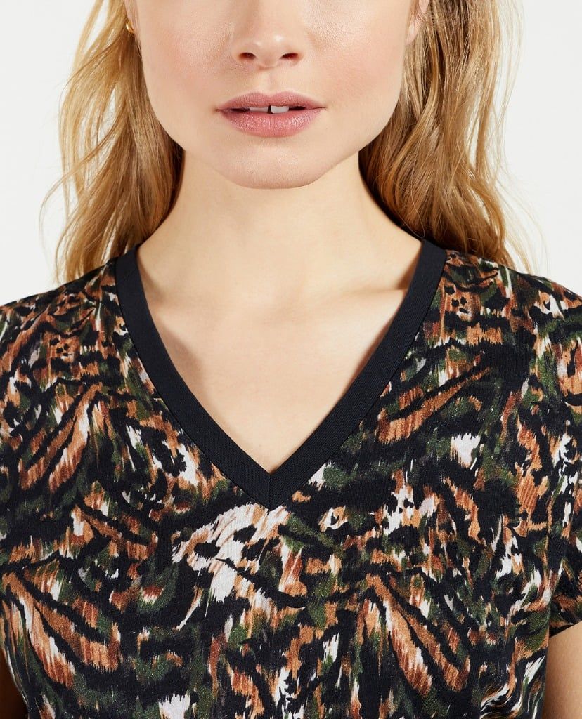 TED BAKER - Áo thun nữ cổ tim ngắn tay Jilliee Camo Printed