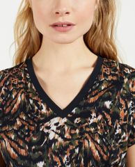TED BAKER - Áo thun nữ cổ tim ngắn tay Jilliee Camo Printed