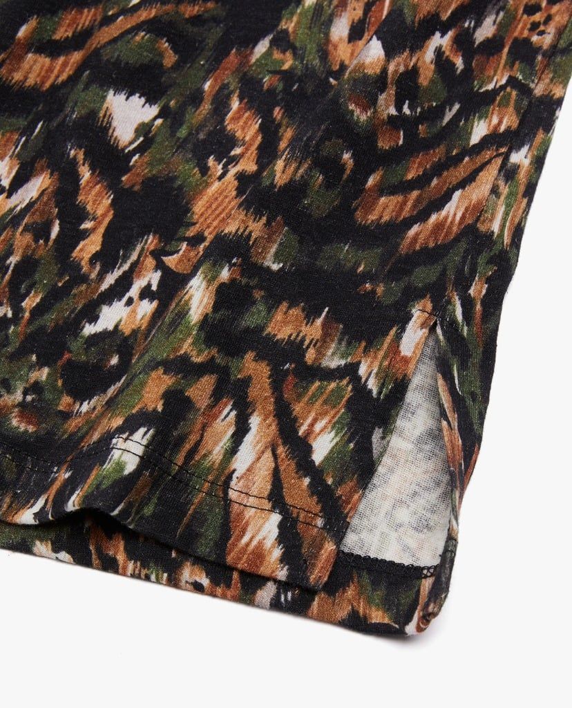 TED BAKER - Áo thun nữ cổ tim ngắn tay Jilliee Camo Printed