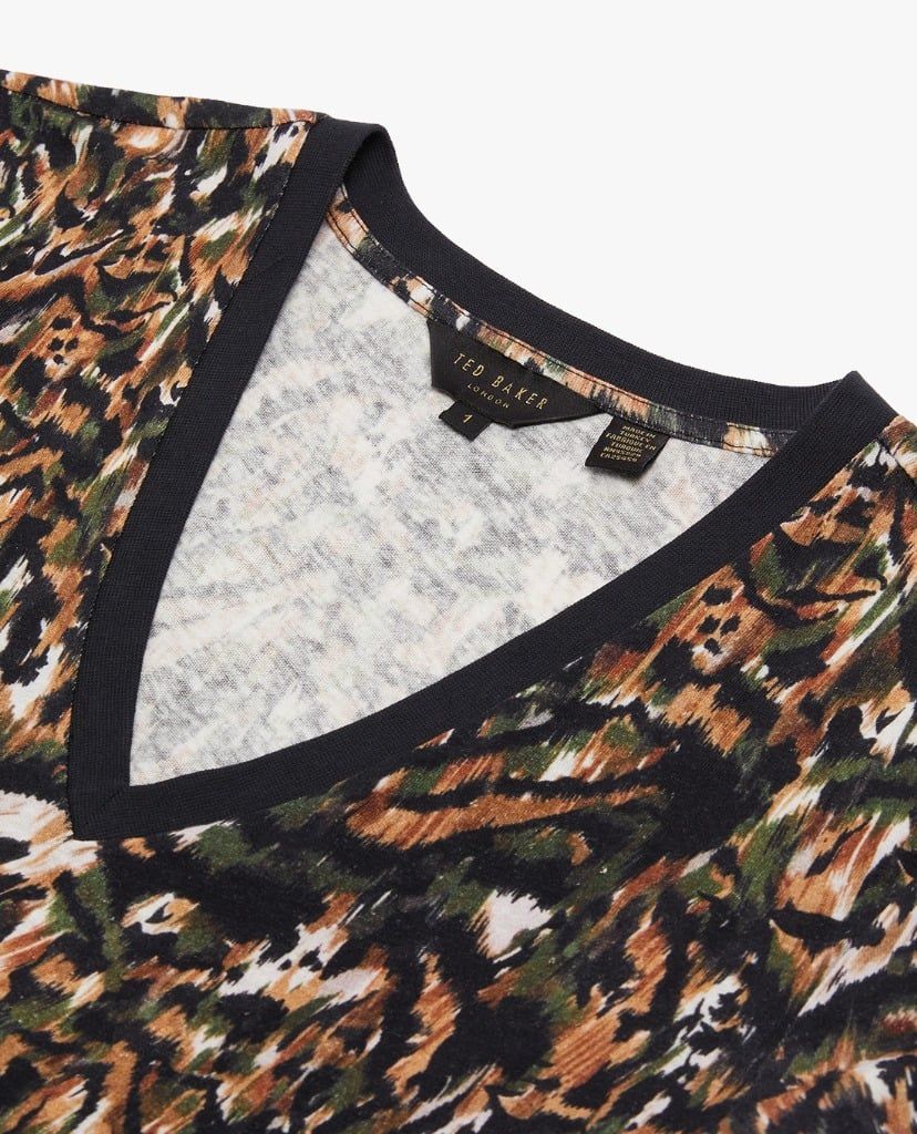 TED BAKER - Áo thun nữ cổ tim ngắn tay Jilliee Camo Printed