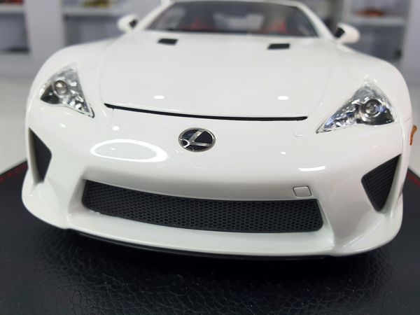 Xe Mô Hình Lexus LFA 2012 1:18 IVY Model (Trắng)