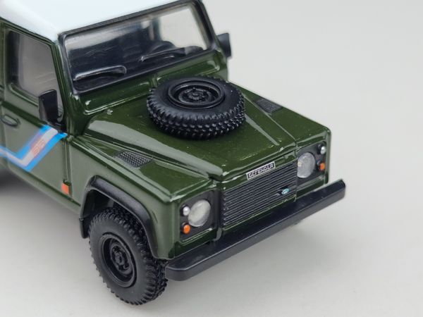 Xe Mô Hình Land Rover Defender 90 Pikup Bronze Green LHD 1:64 MiNiGT ( Xanh )