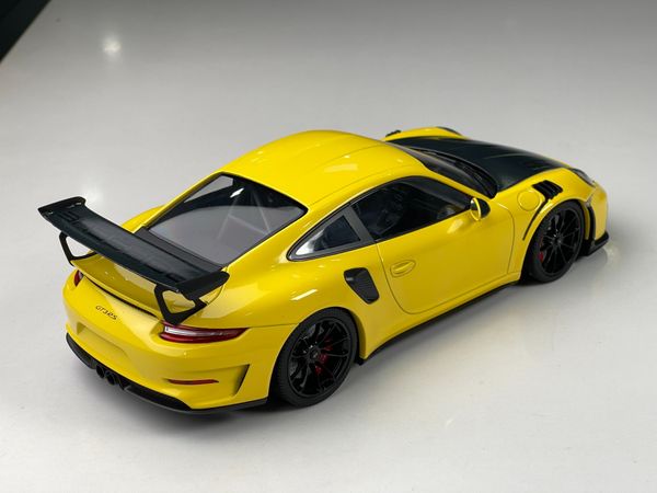 Xe Mô Hình Porsche 911 (911.2) GT2 RS 2018 1:18 Minichamps (Vàng)