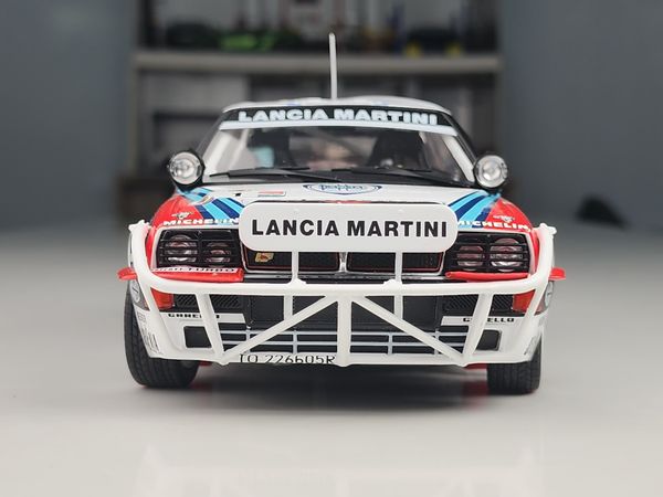 Xe mô hình Lancia Delta HF Integrale - Safarib Rallye Kenya 1991 - Recalde/Christie 1:18 Solido (Martini)