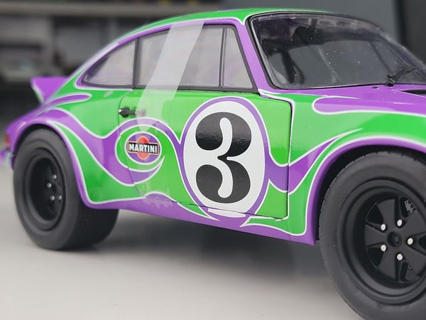 Xe mô hình Porsche 911 RSR - Purple Hippy Tribute- 1973 1:18 Solido (Xanh lá- Tím)