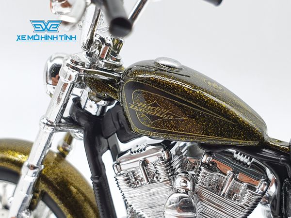 XE MÔ HÌNH HARLEY DAVIDSON XL 1200V Seventy-Two 2013 1:18 MAISTO (VÀNG ĐỒNG)