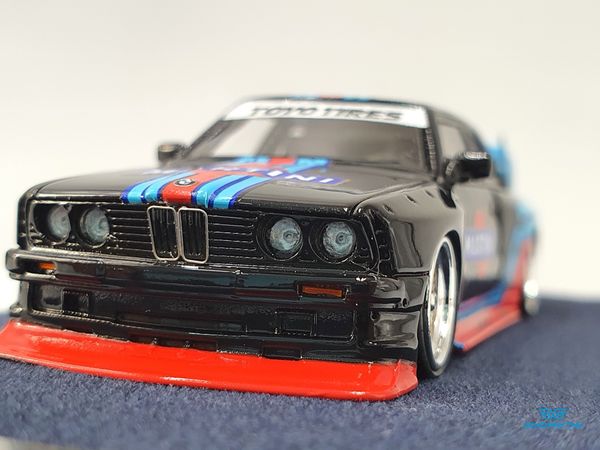 Xe Mô Hình BMW E30 M3 Zwingfilms Martini 1:64 404 Error ( Đen Martini )