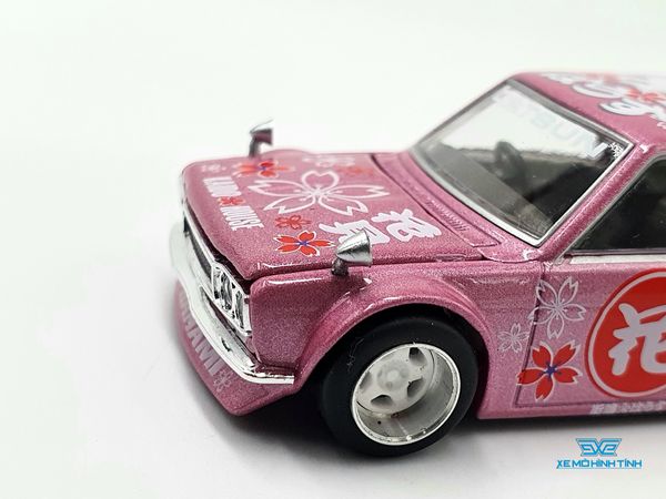 Xe Mô Hình Datsun Kaido 510 Wagon Hanami V1 1:64 Kaido House / MiniGT (Hồng)