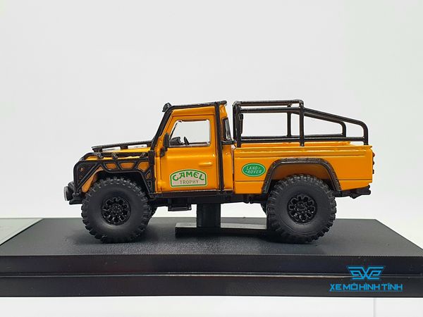 Xe Mô Hình Hình Land Rover Defender 110 1:64 Master ( Vàng Camel)