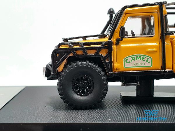 Xe Mô Hình Hình Land Rover Defender 110 1:64 Master ( Vàng Camel)