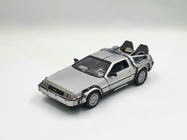 XE MÔ HÌNH DMC BACK TO THE FUTURE II 1:24 WELLY (BẠC)