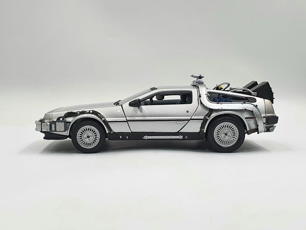 XE MÔ HÌNH DMC BACK TO THE FUTURE II 1:24 WELLY (BẠC)