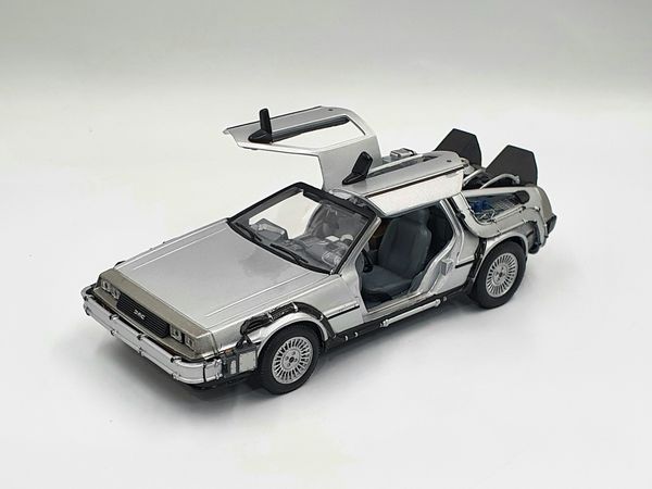 XE MÔ HÌNH DMC BACK TO THE FUTURE II 1:24 WELLY (BẠC)