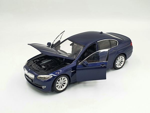 XE MÔ HÌNH BMW 535I 1:24 WELLY (XANH)