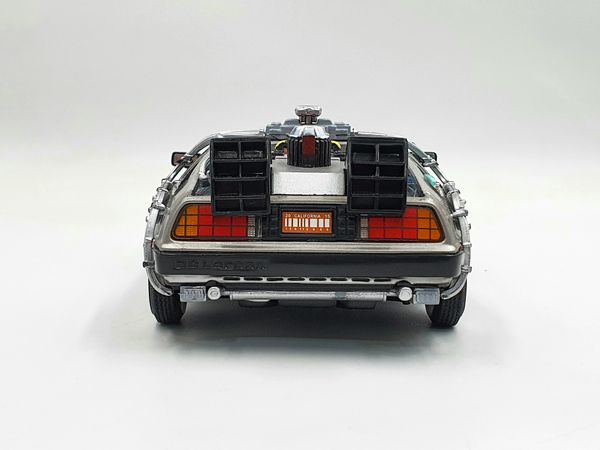 XE MÔ HÌNH DMC BACK TO THE FUTURE III 1:24 WELLY (BẠC)